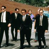 Gleich sein Regiedebüt von 1992 machte Quentin Tarantino (2.v.l.) einem breiteren Publikum bekannt. Nachdem ihr Überfall auf einen Juwelier schief geht, vermuten die Gangster einen Verräter in den eigenen Reihen. Damit beginnt der Gewaltexzess – es fließt zuviel Blut für einen "stillen" Feiertag.