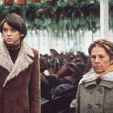 Die ungewöhnliche Liebesgeschichte zwischen einem jungen Erwachsenen, der mehrfach seinen Suizid vortäuscht, und einer deutlich älteren Frau ist ein Filmklassiker. Aber haben die vermeintlichen Suizide oder die Erotik für ein Verbot des Filmes an Karfreitag gesorgt? Das wissen wohl nur die Damen und Herren, die 1988 dieses Urteil gefällt haben.