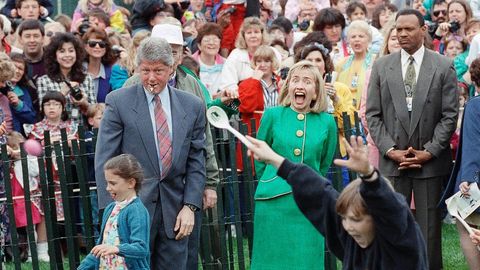 Tradition und Pflichttermin für jedes Präsidentenpaar: Sichtbar engagiert überwachen Bill und Hillary Clinton am Ostermontag 1993 den Easter Egg Roll auf dem Rasen des Weißen Hauses