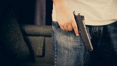 Mit einer halbautomatischen Pistole erschoss der 29-Jährige die Obdachlose (Symbolbild)