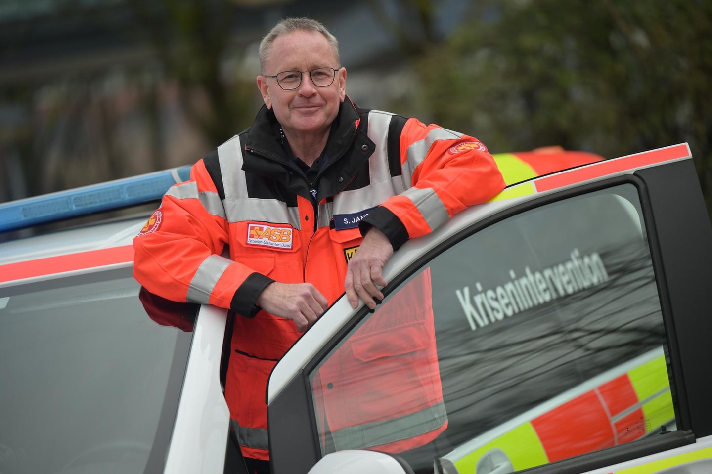 Busunglück A9 Stephan Jansen steht neben seinem Kriseninterventions-Auto