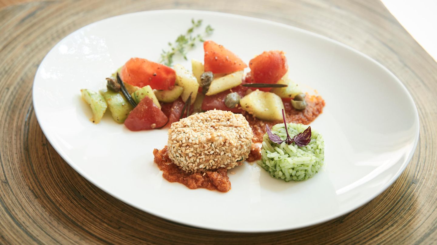Auberginenbratling an Tomaten-Gurkengemüse Auberginenbratling