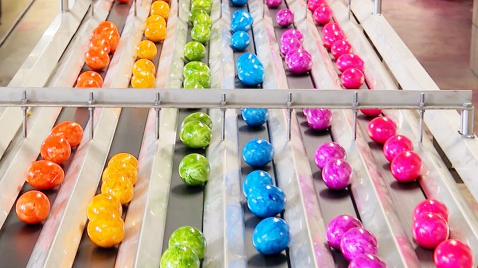 Produktionen auf Hochtouren: Betrieb kocht und färbt 800.000 Ostereier pro Tag