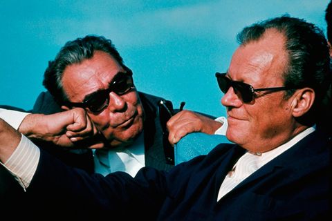 Bundeskanzler Willy Brandt (r) und der sowjetische Staats- und Parteichef Leonid Breschnew schauen sich an