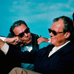 Bundeskanzler Willy Brandt (r) und der sowjetische Staats- und Parteichef Leonid Breschnew schauen sich an