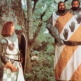 Monty Python hat diesen Film 1975 in die Kinos gebracht. Ob die Suche nach dem Heiligen Gral – dem Mythos nach der Kelch, in dem das Blut von Jesus Christus bei der Kreuzigung aufgefangen wurde – schon die religiösen Gefühle mancher Menschen verletzen kann? Oder gab es die Feiertagsfreigabe nicht, weil die Zuschauer zu viel lachen könnten? Jedenfalls müssen Kinos auch diesen Klassiker an Karfreitag streichen.