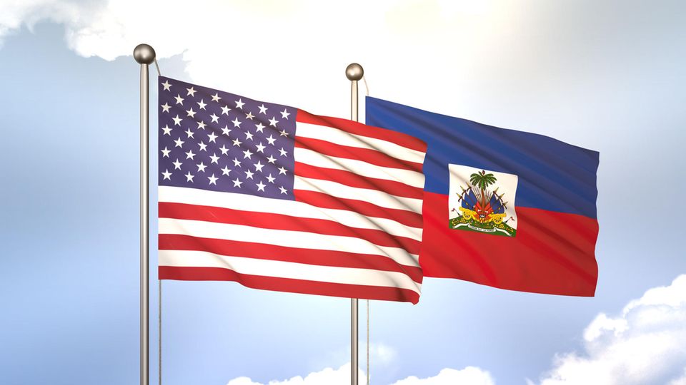 Flaggen der USA und von Haiti