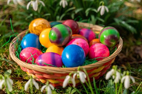 Bunte Ostereier in einer Schale