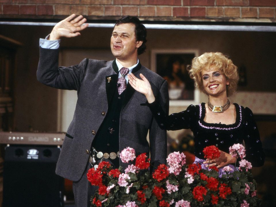Gisela Schneeberger und Gerhard Polt winken in die Kamera