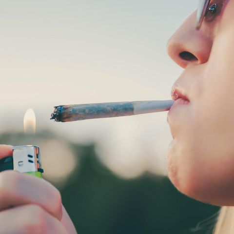 Frau raucht Cannabis