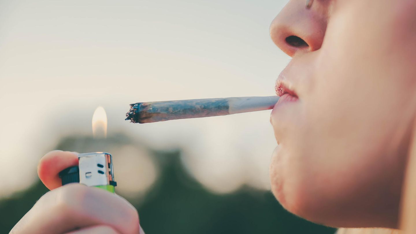 Frau raucht Cannabis