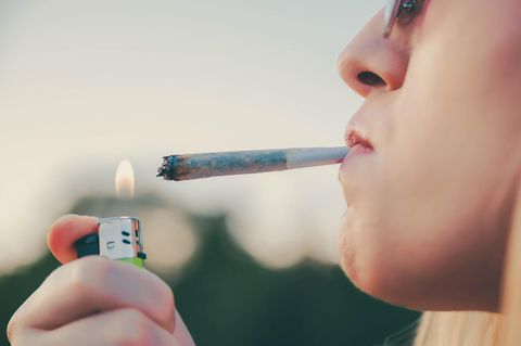Frau raucht Cannabis