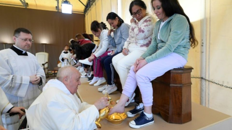 Papst Franziskus beim Ritual im Frauengefängnis