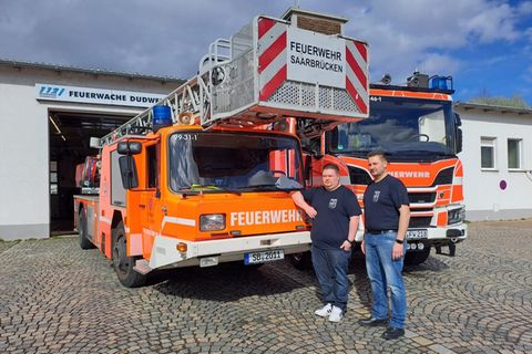Kurz vor dem Schkeuditzer Kreuz auf der A9 kam der Flixbus von der Fahrbahn ab und kippte in der angrenzenden Böschung zur Seite. Christian Montada (links) und Torsten Ludwig halfen vor Ort und kümmerten sich um Verletzte.