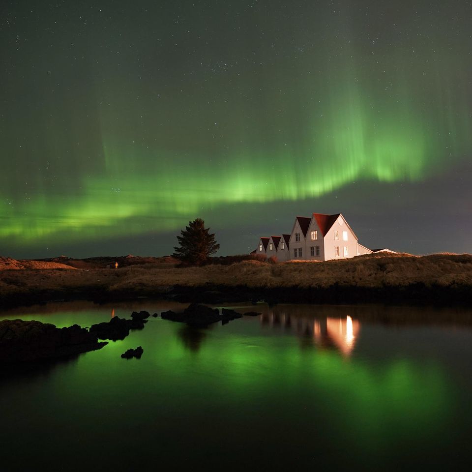 Straumur, Island. Ein kleines Oster-Bilderrätsel: Was ergeben wunderschöne Nordlichter über Island mit (bitte weiterklicken)...