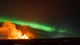 Grindavik, Island. Richtig! Einen Vulkanausbruch unter Nordlichtern. Und das alles in einem Bild. Wunderschön anzuschauen und doch auch bedrohlich. Fotograf Marco di Marco hat das Spektakel festgehalten.