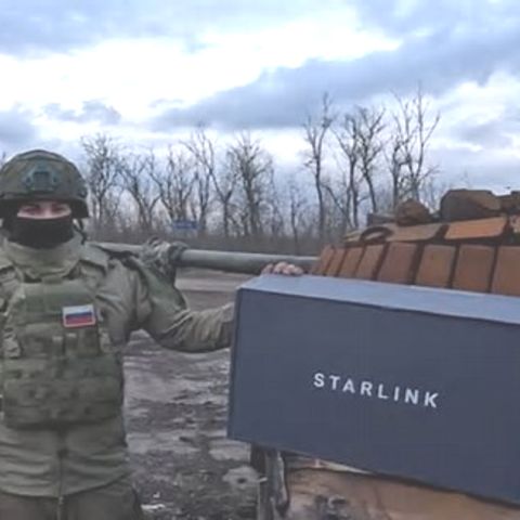 Päkchen von Elon - russischer Kämpfer posiert mit dem Starlinksystem    