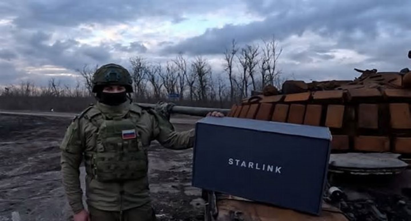 Paket von Elon – russischer Jäger posiert mit dem Starlink-System 