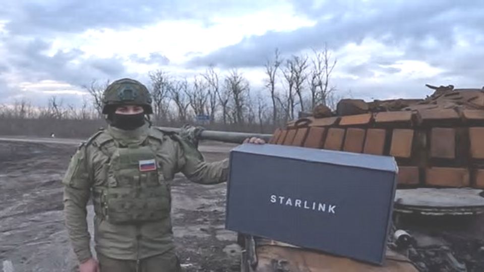 Päkchen von Elon - russischer Kämpfer posiert mit dem Starlinksystem    