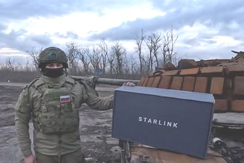 Päkchen von Elon - russischer Kämpfer posiert mit dem Starlinksystem    