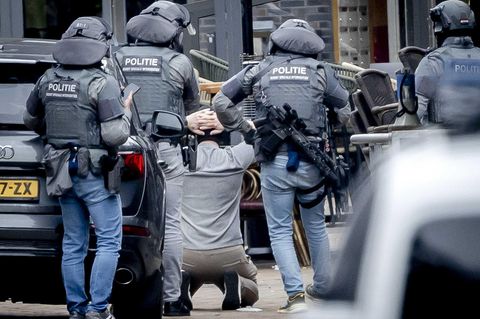Polizisten der DSI, einer Spezialeinheit der niederländischen Polizei, haben den Geislnehmer vor dem Café in Ede festgenommen