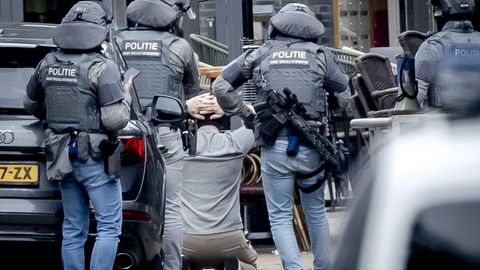 Polizisten der DSI, einer Spezialeinheit der niederländischen Polizei, haben den Geislnehmer vor dem Café in Ede festgenommen