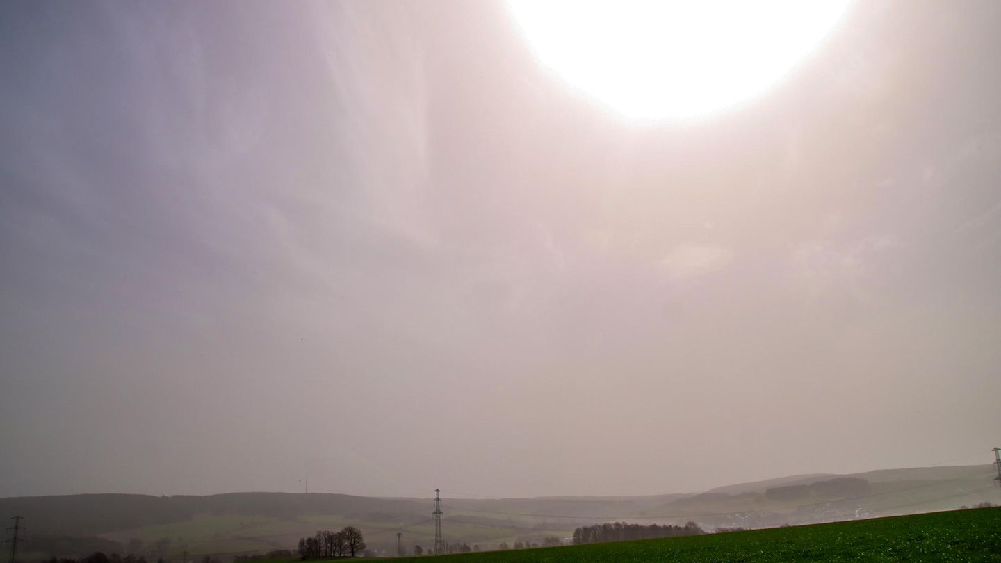 Milchig und getrübt erscheint die Luft gleich um die Ecke in Zwönitz. Am Montag soll es aufklaren. Dann wird eine Kaltfront den Staub wegpusten.