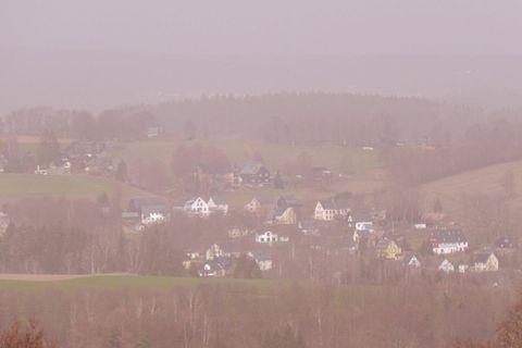 Der Blick auf die sächsische Gemeinde Annaberg-Buchholz: Die Luft ist stark eingetrübt, überall in der Gegend setzt sich der feine Saharastaub ab.