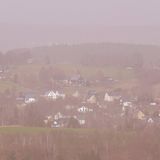 Der Blick auf die sächsische Gemeinde Annaberg-Buchholz: Die Luft ist stark eingetrübt, überall in der Gegend setzt sich der feine Saharastaub ab.