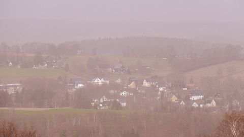 Der Blick auf die sächsische Gemeinde Annaberg-Buchholz: Die Luft ist stark eingetrübt, überall in der Gegend setzt sich der feine Saharastaub ab.