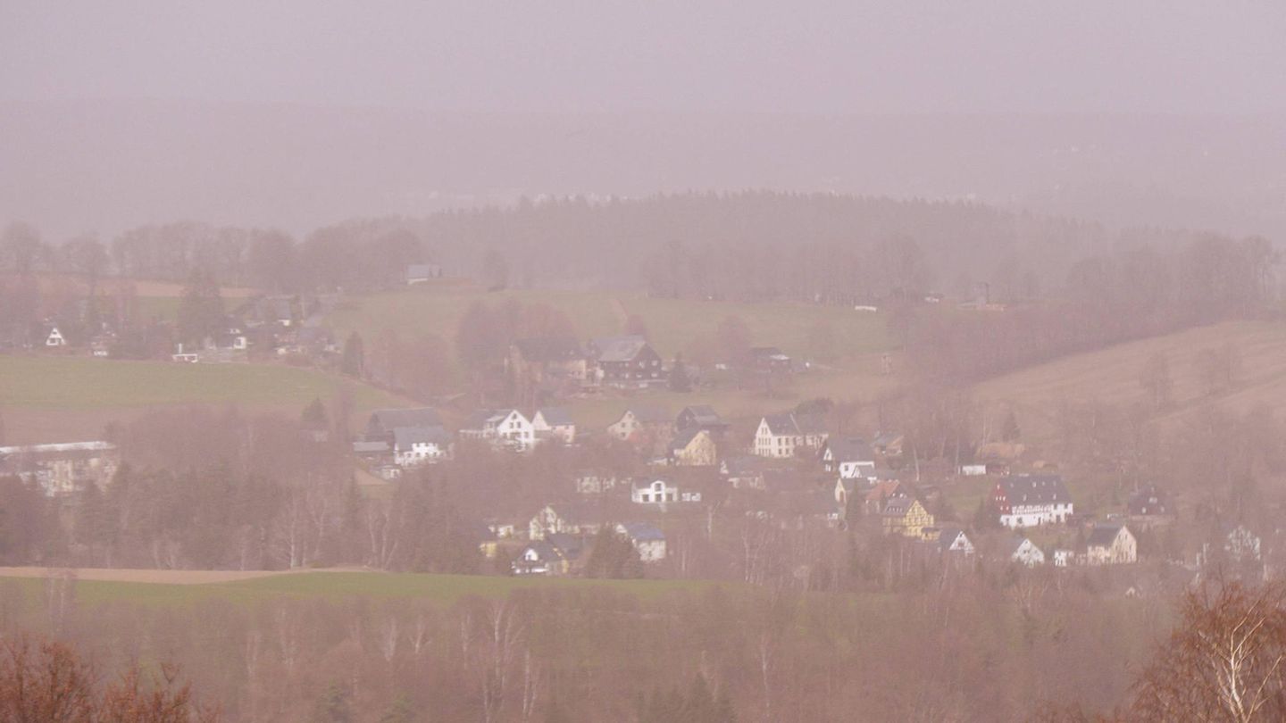 Der Blick auf die sächsische Gemeinde Annaberg-Buchholz: Die Luft ist stark eingetrübt, überall in der Gegend setzt sich der feine Saharastaub ab.