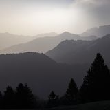 Sieht aus wir Frühnebel, ist aber Saharastaub. Nach Angaben eines Meteorologen hängen über der Schweiz nach Modellrechnungen 180.000 Tonnen Sahara-Staub in der Luft. Das sei ungewöhnlich viel. Normalerweise bringe der Wind eher halb so viel bis in die Schweiz.