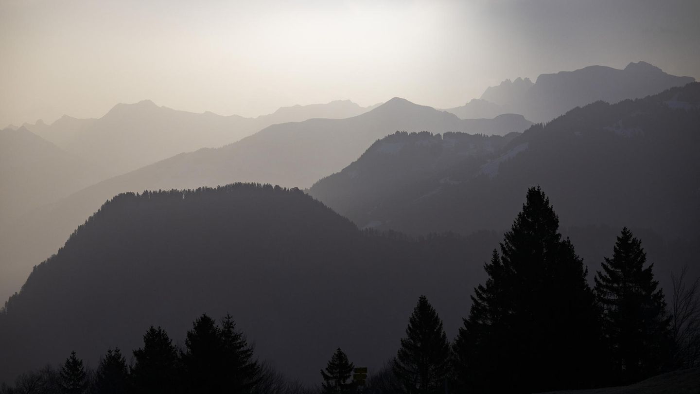 Sieht aus wir Frühnebel, ist aber Saharastaub. Nach Angaben eines Meteorologen hängen über der Schweiz nach Modellrechnungen 180.000 Tonnen Sahara-Staub in der Luft. Das sei ungewöhnlich viel. Normalerweise bringe der Wind eher halb so viel bis in die Schweiz.