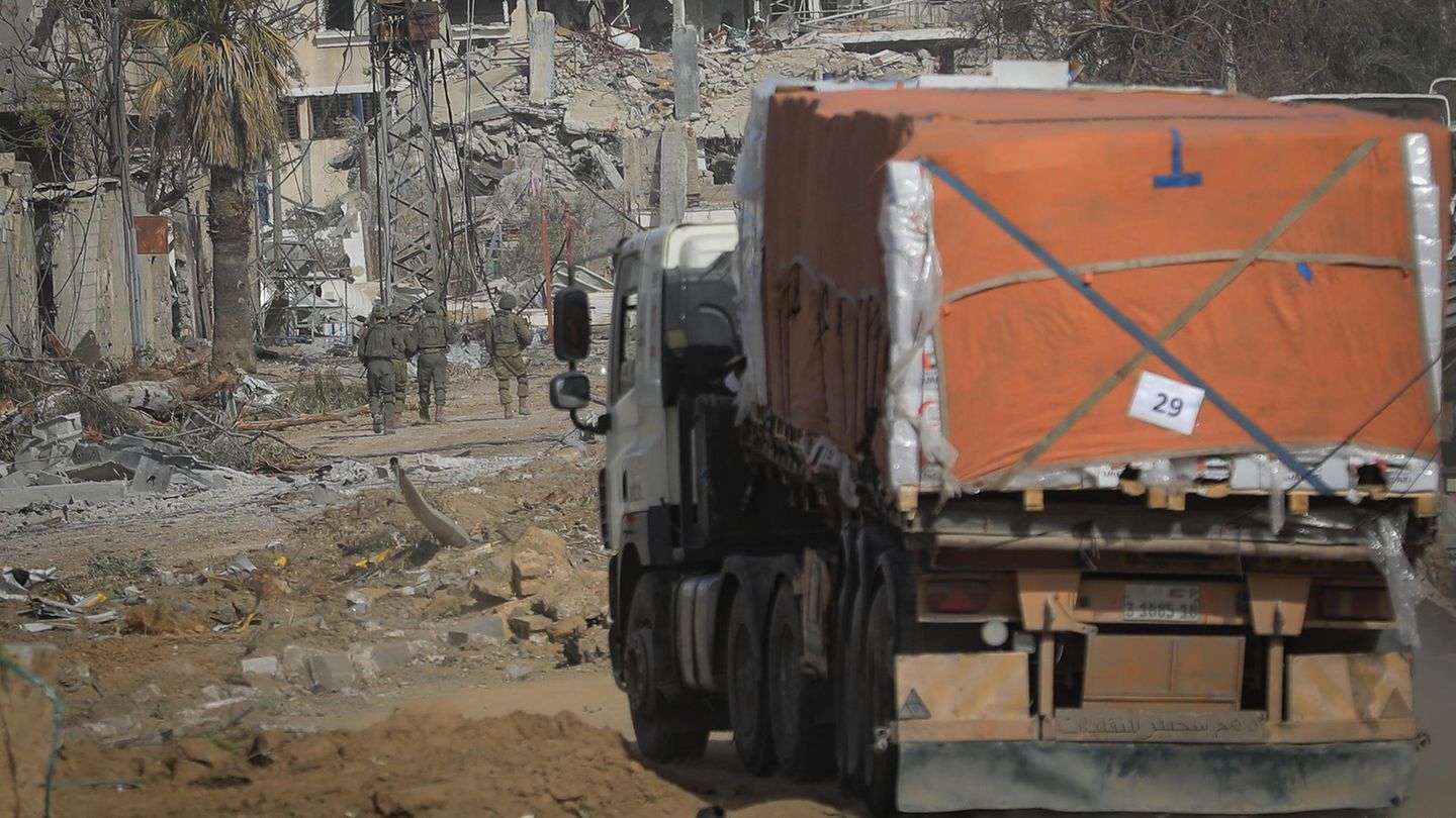 Ein LKW liefert Hilfsgüter im Gazastreifen (Archivfoto)