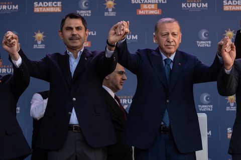 Königsmacher Recep Tayyip Erdoğan (re.) bei einem Wahlkampfauftritt am Freitag mit seinem AKP-Kandidaten für Istanbul, Murat Kurum