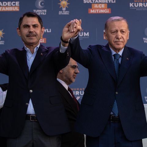 Königsmacher Recep Tayyip Erdoğan (re.) bei einem Wahlkampfauftritt am Freitag mit seinem AKP-Kandidaten für Istanbul, Murat Kurum
