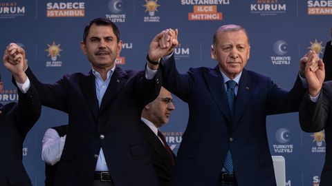Königsmacher Recep Tayyip Erdoğan (re.) bei einem Wahlkampfauftritt am Freitag mit seinem AKP-Kandidaten für Istanbul, Murat Kurum