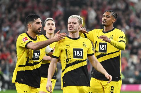 Julian Ryerson (m.) hat das zweite Tor für den BVB gemacht und lässt sich verdientermaßen feiern