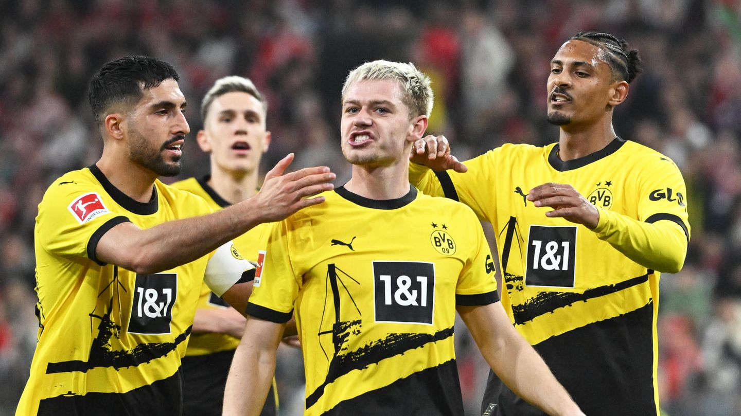 Julian Ryerson (m.) hat das zweite Tor für den BVB gemacht und lässt sich verdientermaßen feiern