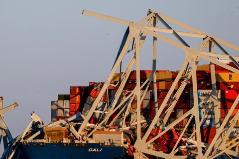 Die Reste der Francis Scott Key Bridge liegen auf dem Containerschiff "Dali"