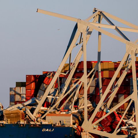 Die Reste der Francis Scott Key Bridge liegen auf dem Containerschiff "Dali"