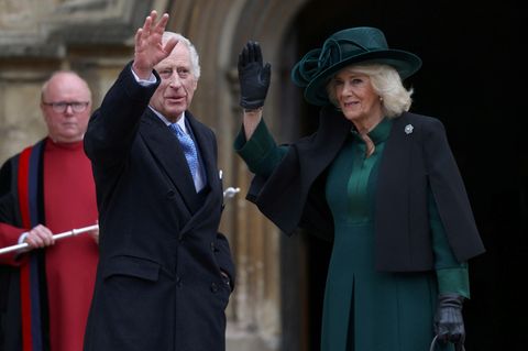 König Charles und Königin Camilla vor der St. George's-Kapelle in Windsor