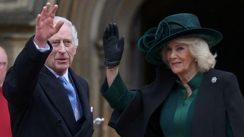 König Charles und Königin Camilla vor der St. George's-Kapelle in Windsor