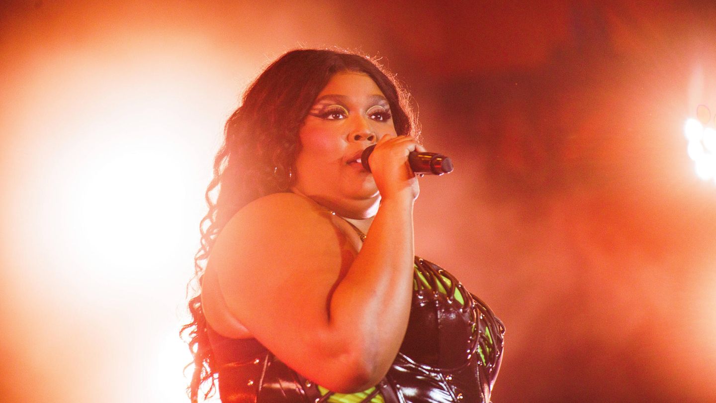 Lizzo announces on Instagram “I’m getting out!”  – the end of a career?