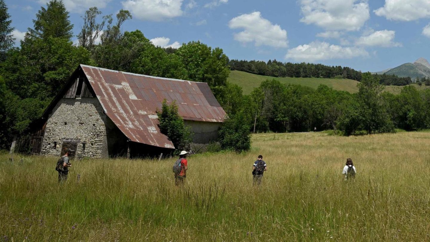 Kurz seinem Verschwinden im vergangenen Sommer suchen Helfer im Dorf Le Vernet nach dem kleinen Émile