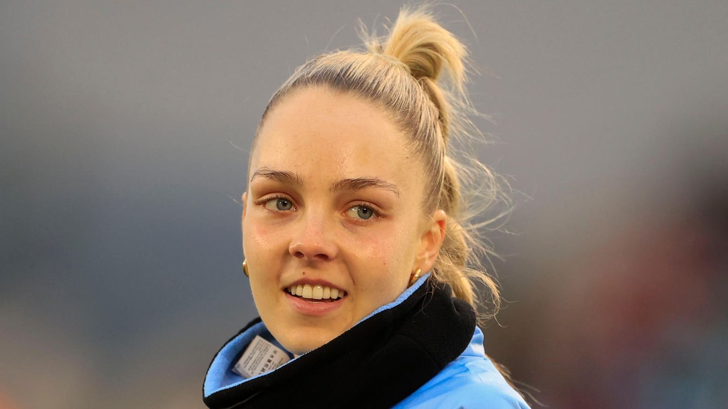 "Es ist toll, wieder mit den Mädchen zusammen zu sein": Ellie Roebuck von Manchester City wärmt sich vor einem Spiel auf