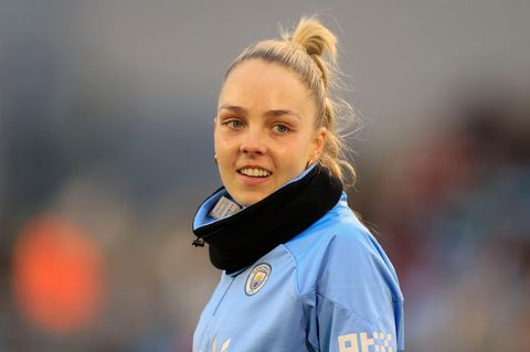 "Es ist großartig, wieder mit den Mädels zusammen zu sein": Ellie Roebuck von Manchester City beim Aufwärmen vor einem Spiel