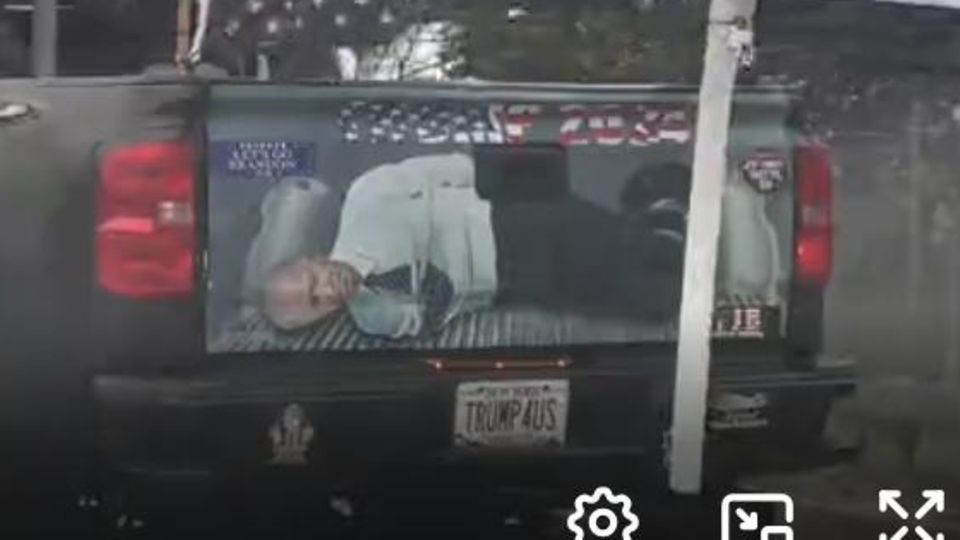Donald Trump freut sich: Ein Pickup zeigt auf seiner Heckklappe ein Bild eines gefesselten Joe Biden