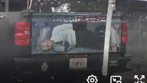 Donald Trump freut sich: Ein Pickup-Truck zeigt auf seiner Heckklappe das Bild eines gefesselten Joe Biden