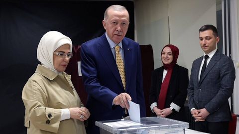 Erdogan und seine Frau Emine bei ihrer Stimmabgabe in Istanbul